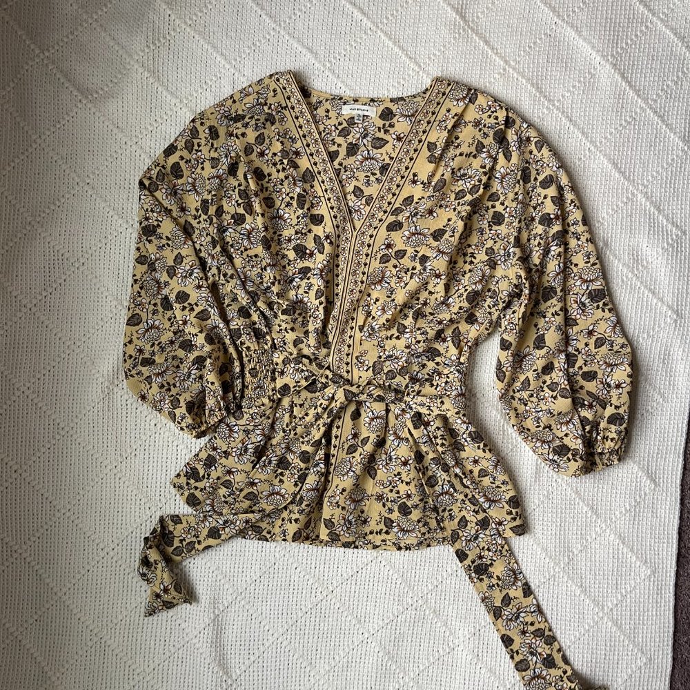 Beautiful Blouse-XL-Like New-Pale Yellow/Gold Hues w/intricate flower design.